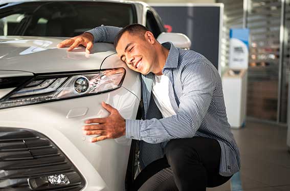 hombre abraza auto limpio