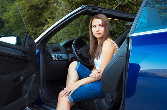 chica en auto color azul