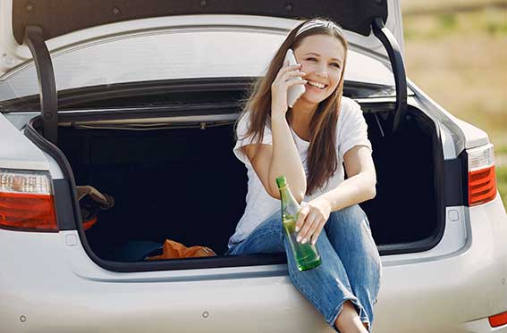 auto de color blanco con mujer