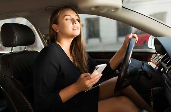 mujer sobre carro negro