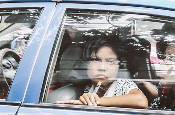 niño triste en auto