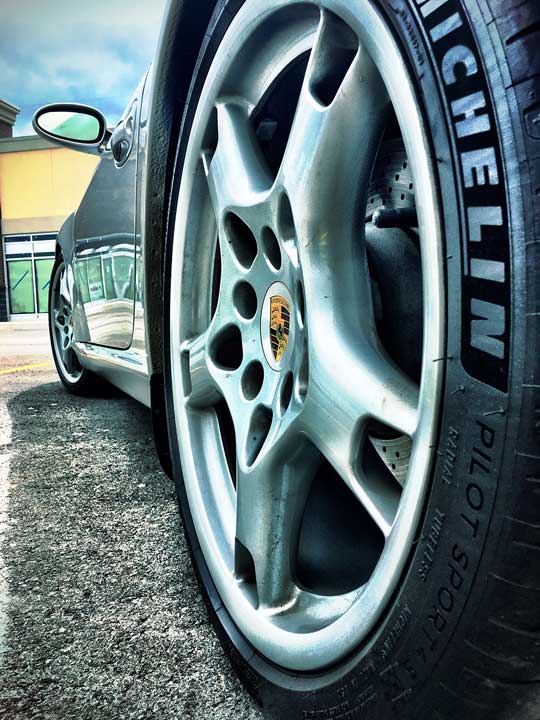 michelin en llanta de porsche 911