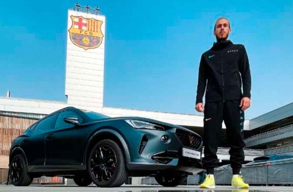 jugador del FC Barcelona con nuevo auto