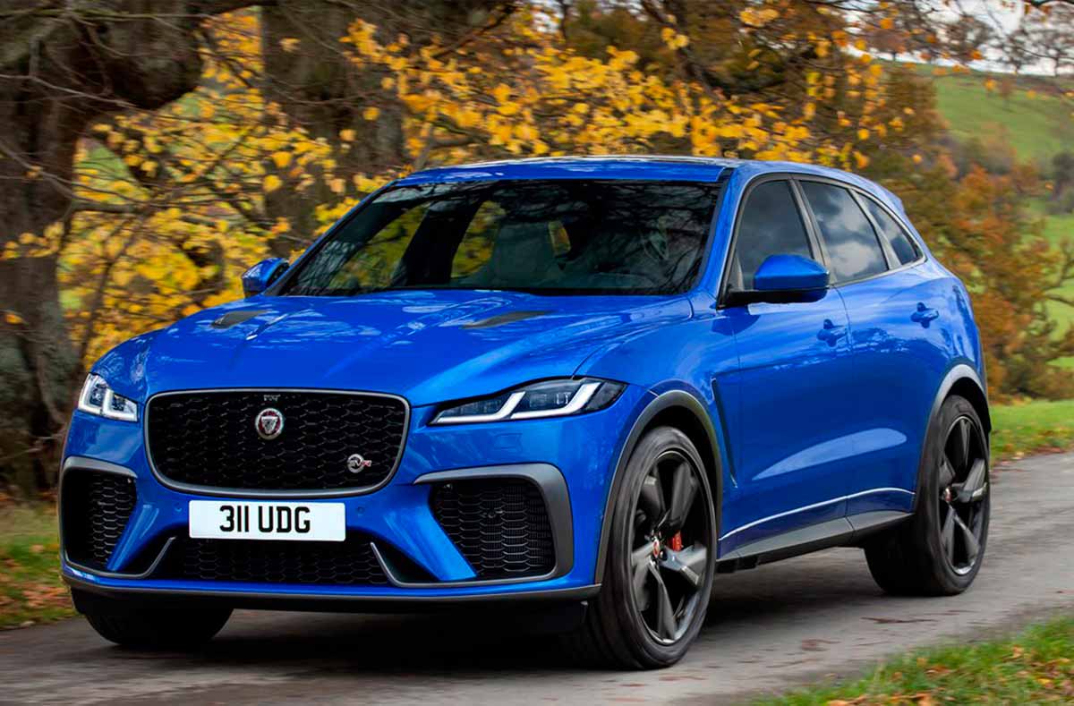 Contrasta con la historia y con los colores, pero es un SUV Jaguar