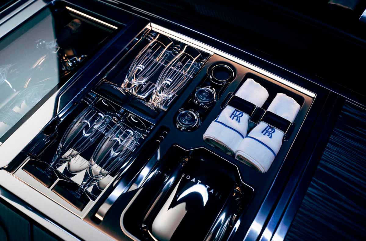 Compartimento especialmente diseñado para alojar botellas de Armand de Brignac, la marca de champán favorita del propietario.