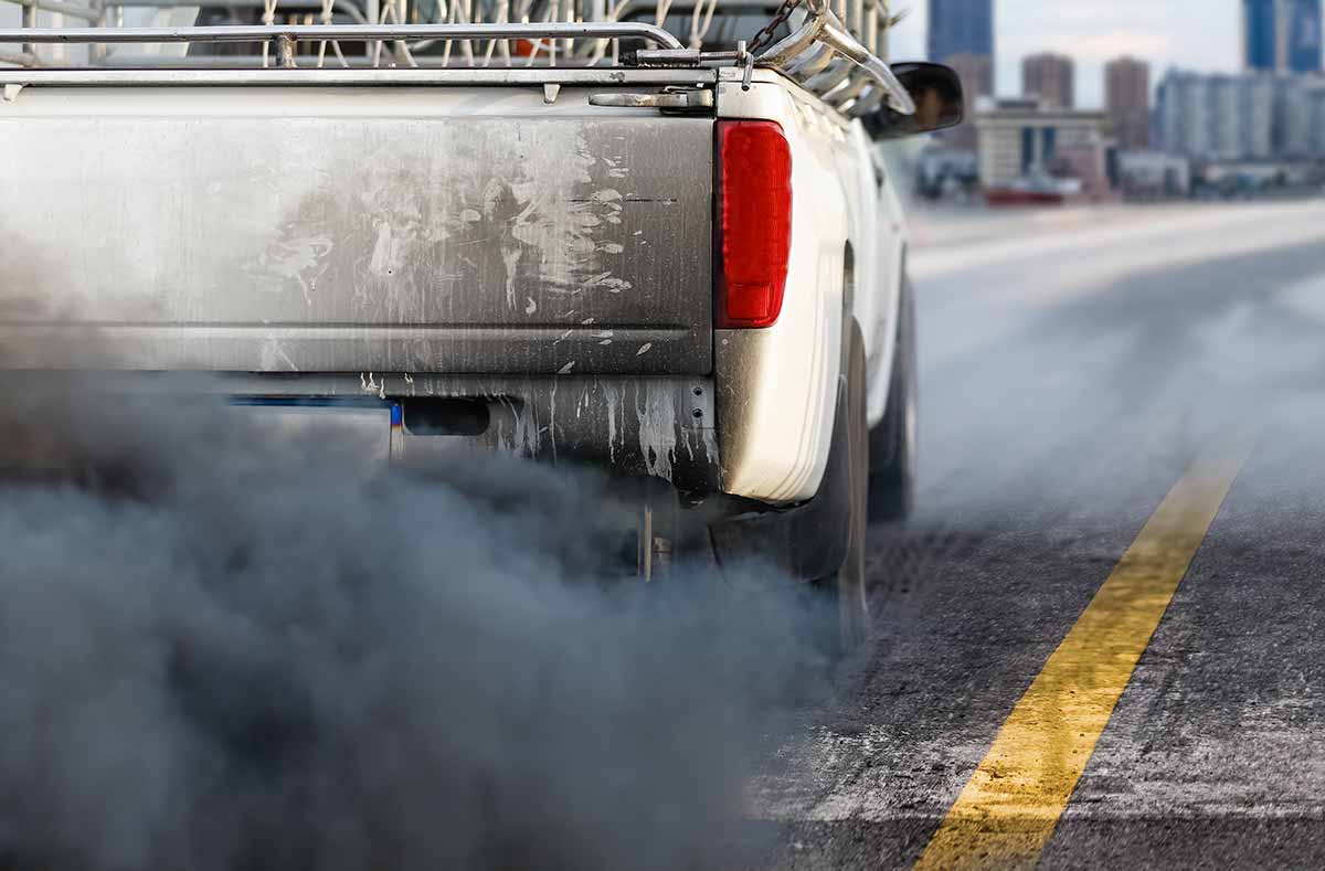 camioneta de gasolina contaminando