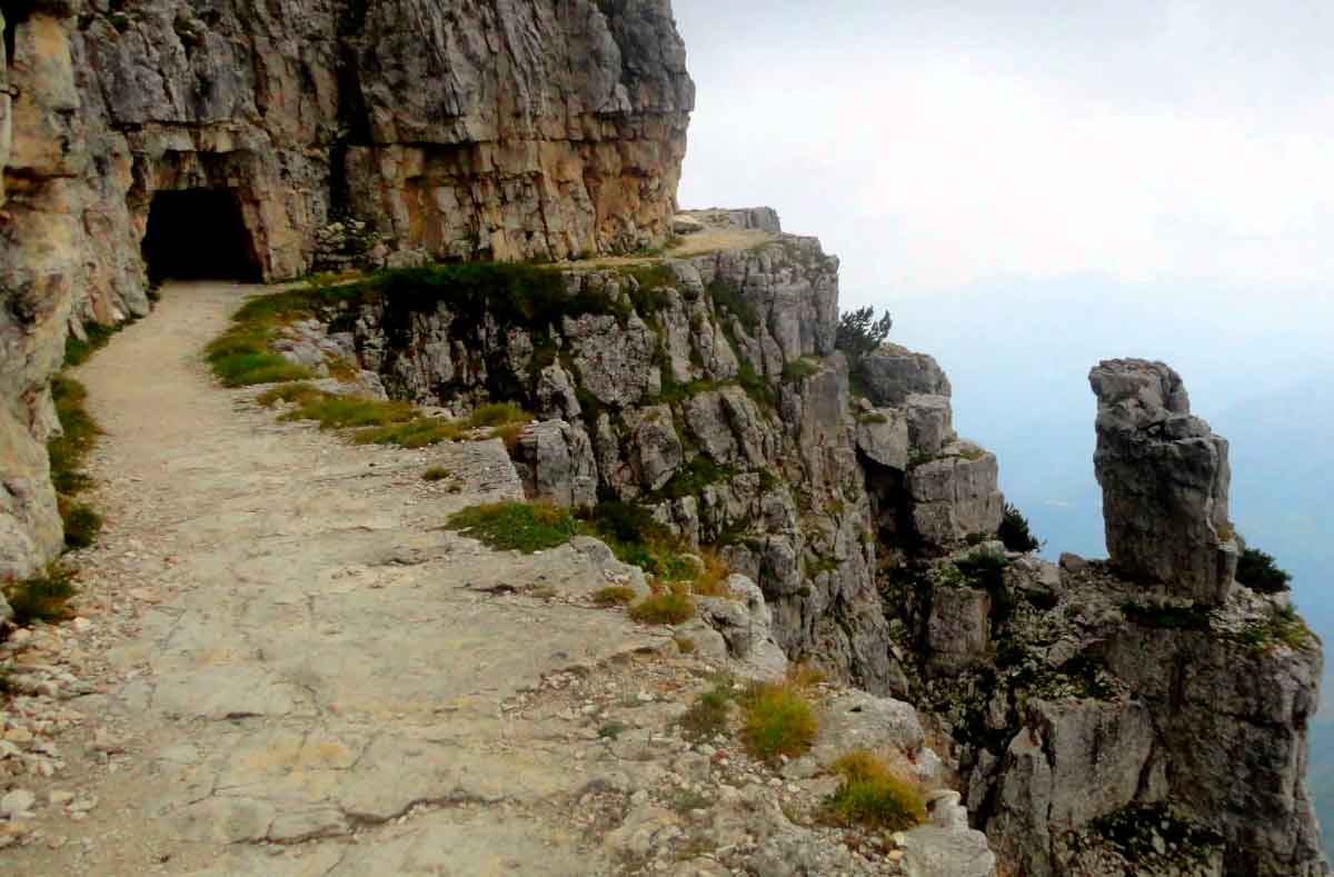 Strada Delle 52 Gallerie (Pasubio), Italia. Las carreteras mas peligrosas.