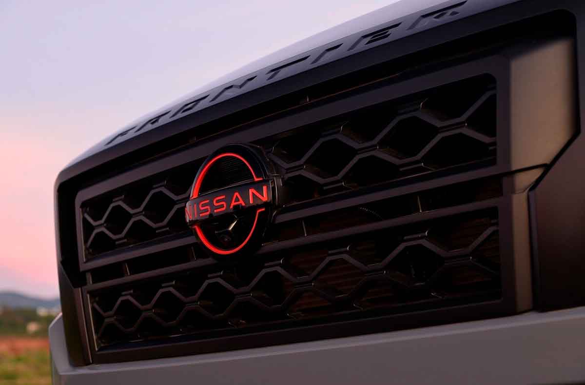 logo de nissan en nueva camioneta