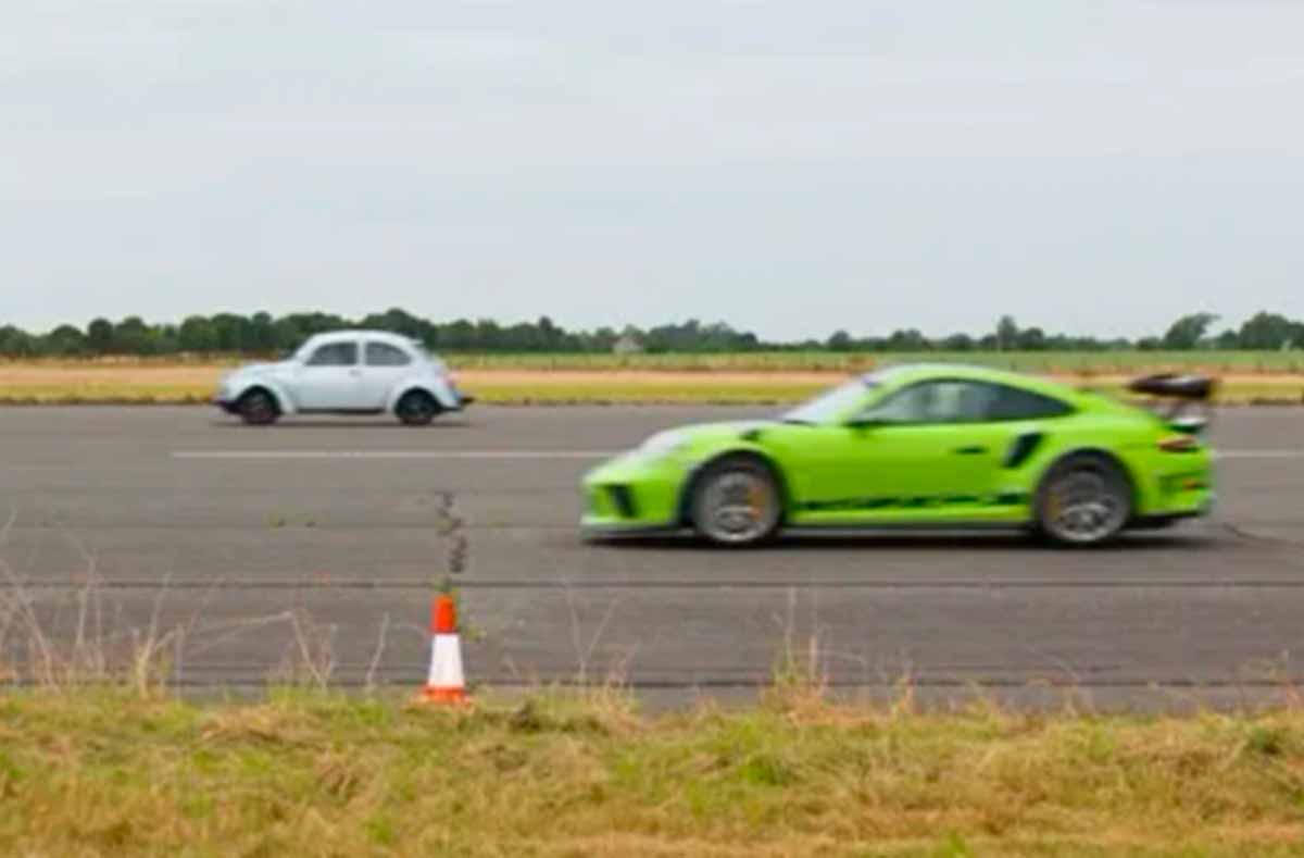 Vocho vs Porsche 911 en un carrera de velocidad