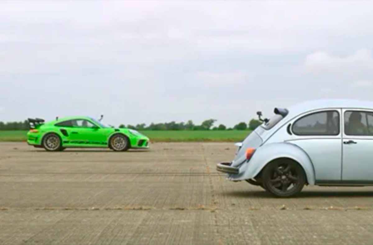 Vocho vs Porsche 911 en un carrera de velocidad