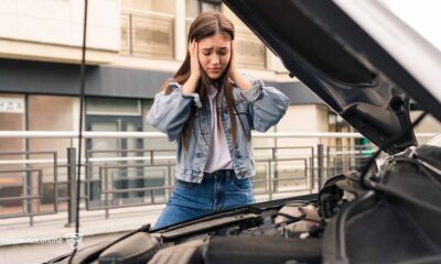 mujer en auto usado con defectos