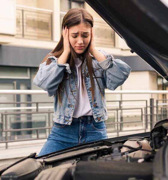 mujer en auto usado con defectos