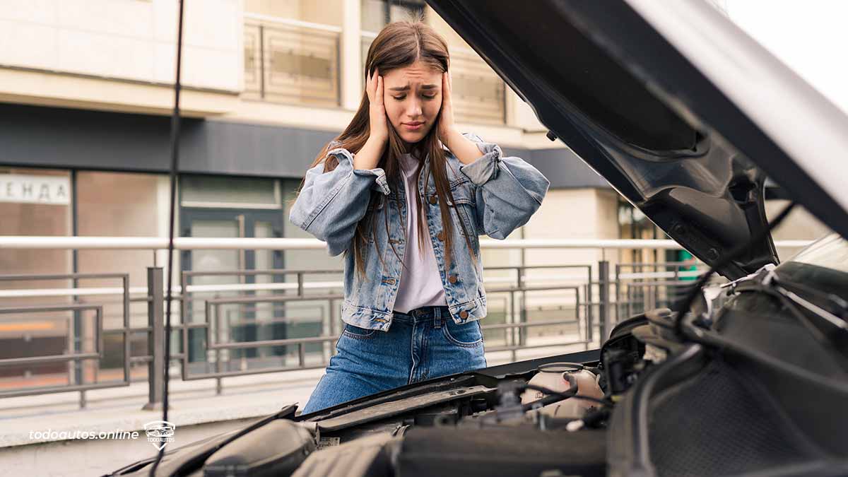 mujer en auto usado con defectos