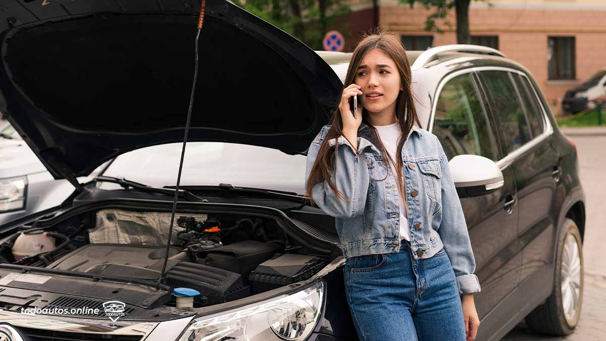 mujer en auto usado con defectos