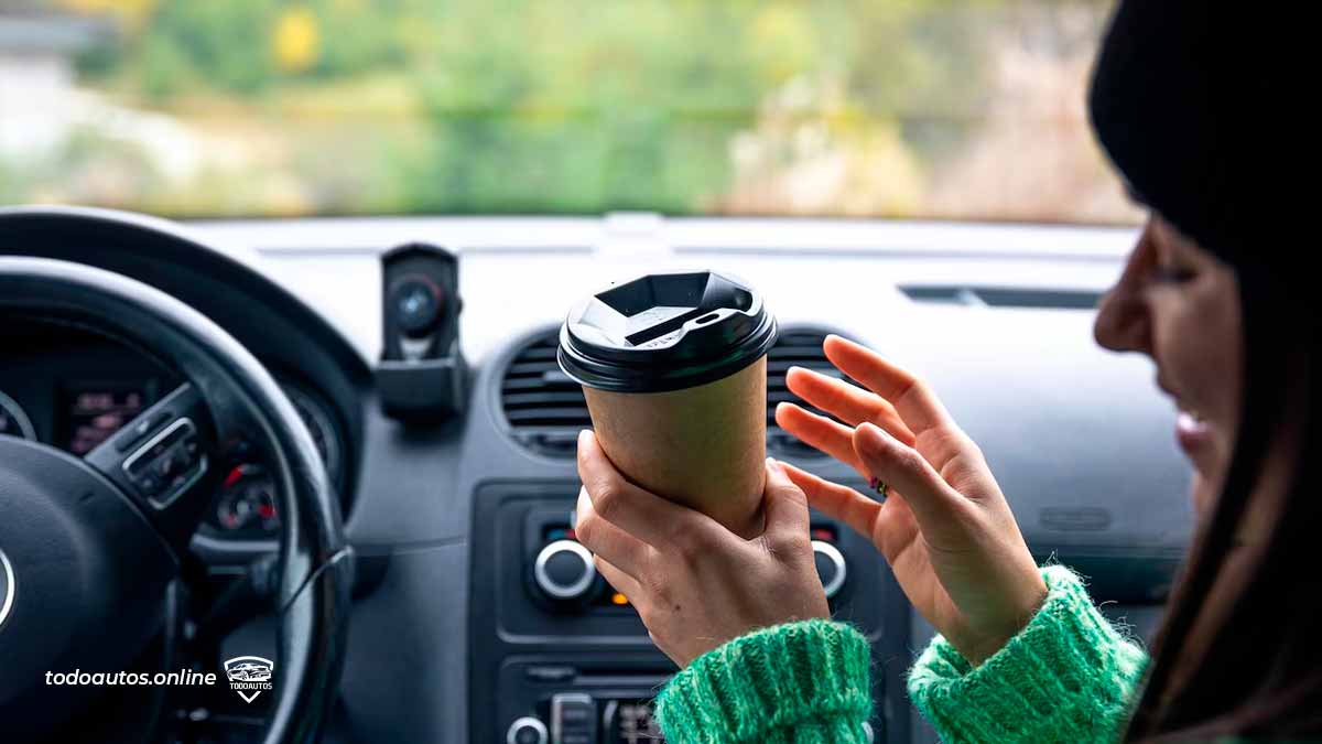 los-mejores-porta-vasos-para-auto